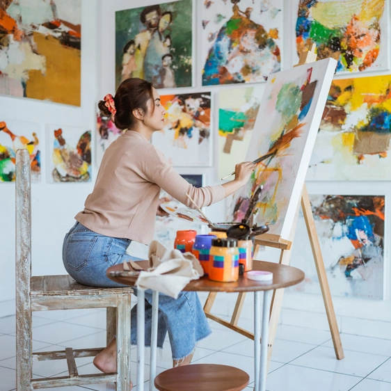 Explorer les univers des créateurs contemporains
Pour apprécier pleinement l'œuvre d'un artiste, il faut observer la solitude de l'atelier, où les concepts abstraits se transforment en créations tangibles grâce à d'innombrables heures de pratique rigoureuse. Les biographies d'artistes de renom révèlent un engagement commun envers leur art, privilégiant souvent l'expression authentique au succès commercial. Ces récits soulignent la force mentale nécessaire pour supporter la critique tout en préservant son identité artistique.